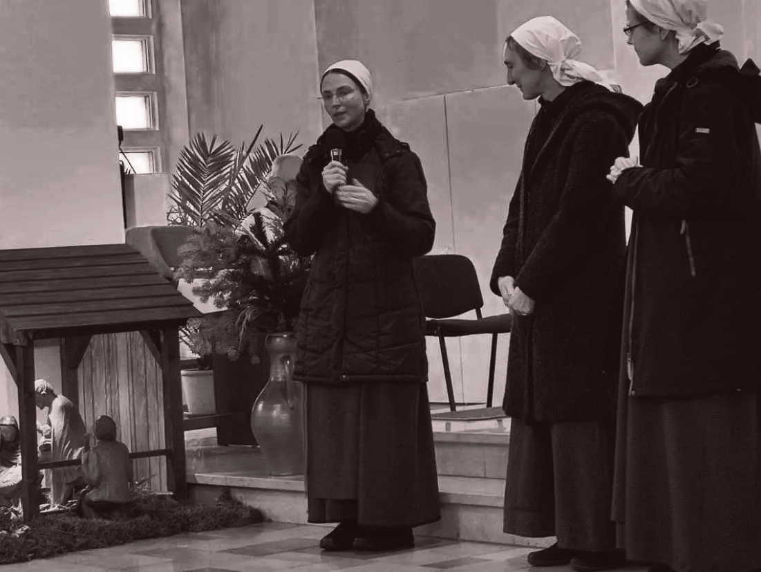 schwestern mit krippe